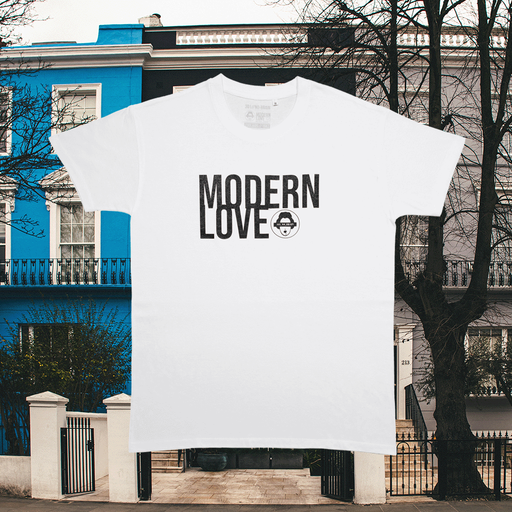 La T-shirt Unisex Modern Love di 301_NO_BRAIN rappresenta lo spirito libero delle notti di Londra. Slim fit, 100% cotone e ideale per chi ama la libertà. Disponibile in dark black e optical white. Made in Italy con amore. |Modern Love|