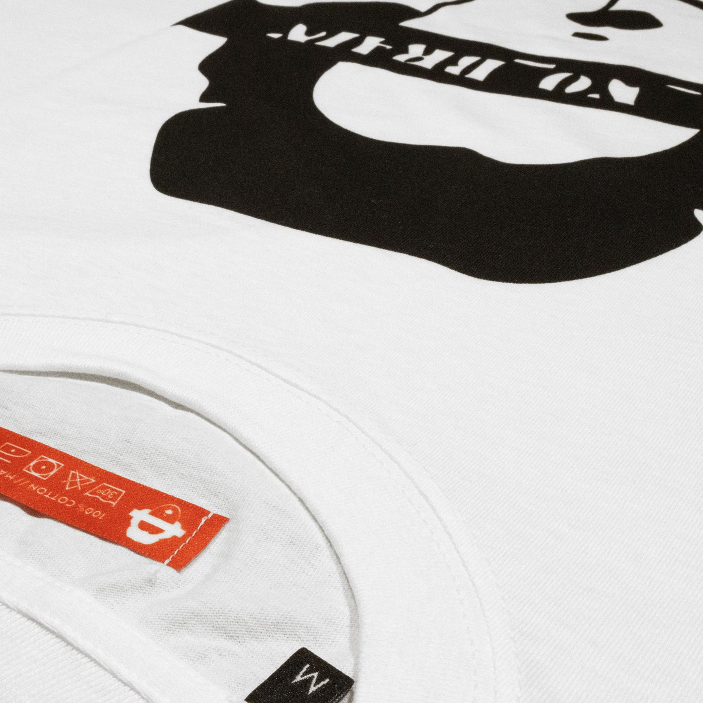 Entrate nel mondo del punk e dei club berlinesi con la nostra T-shirt 301_NO_BRAIN Classic Logo. Disponibile in optical whtie. Realizzata in 100% cotone, offre comfort e stile. Vestibilità regolare. |Cool Kids Never Dies|