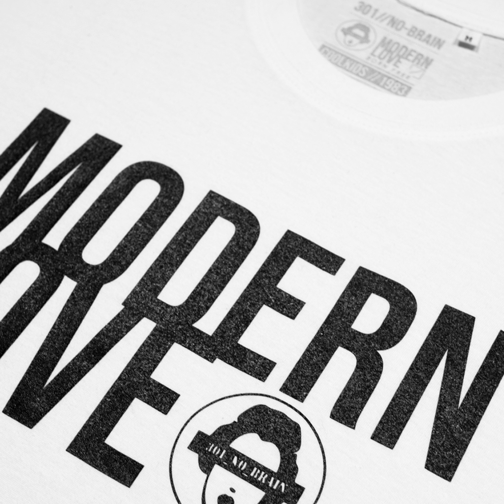 La T-shirt Unisex Modern Love di 301_NO_BRAIN rappresenta lo spirito libero delle notti di Londra. Slim fit, 100% cotone e ideale per chi ama la libertà. Disponibile in dark black e optical white. Made in Italy con amore. |Modern Love|