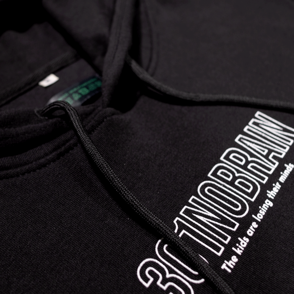 La felpa 301_NO_BRAIN Hoodie Cool Kids Never Die è ispirata allo spirito urbano di New York. Realizzata in cotone riciclato, con cappuccio doppio in jersey e interno felpato. Tasche nelle cuciture e dettagli di rifinitura completano il capo. Taglio regular, ideale per i guerrieri della notte! |Cool Kids Never Die| Limited Edition