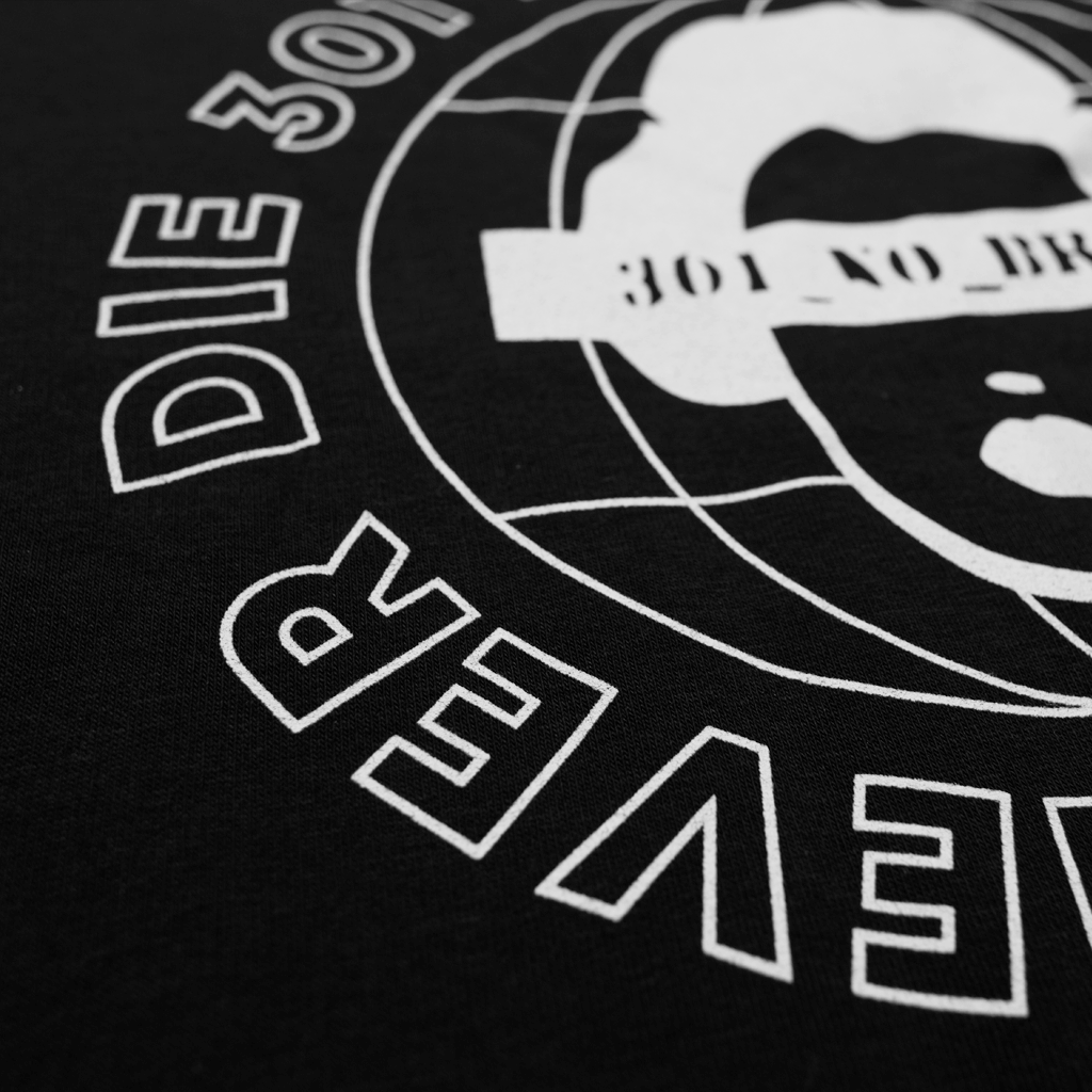 La felpa 301_NO_BRAIN Hoodie Cool Kids Never Die è ispirata allo spirito urbano di New York. Realizzata in cotone riciclato, con cappuccio doppio in jersey e interno felpato. Tasche nelle cuciture e dettagli di rifinitura completano il capo. Taglio regular, ideale per i guerrieri della notte! |Cool Kids Never Die| Limited Edition